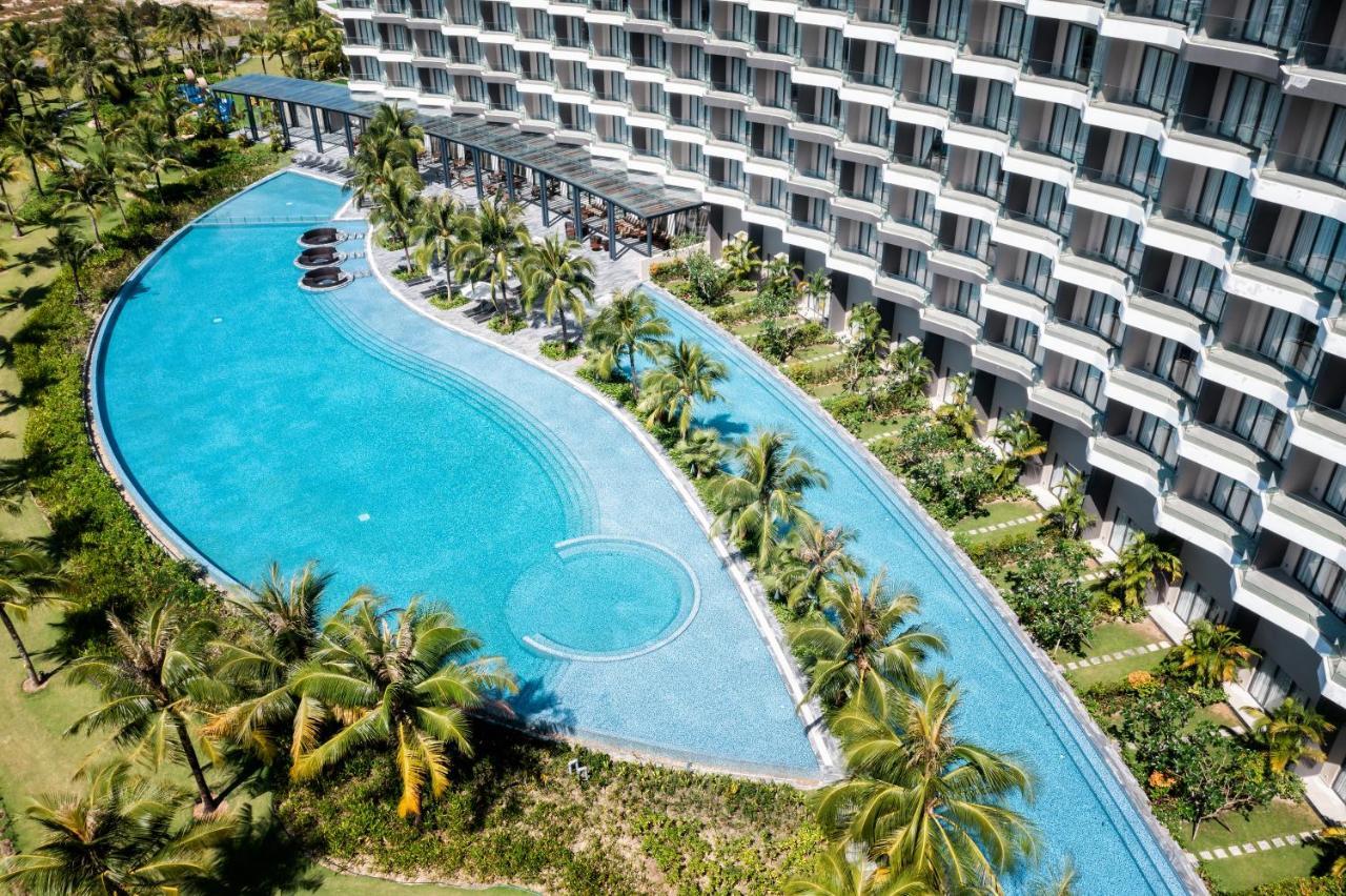 เมอเวนพิค วิลลา แอนด์ เรสซิเดนซ์ ฟู้ก๊วก Hotel ฟู้โกว๊ก ภายนอก รูปภาพ The pool at the hotel