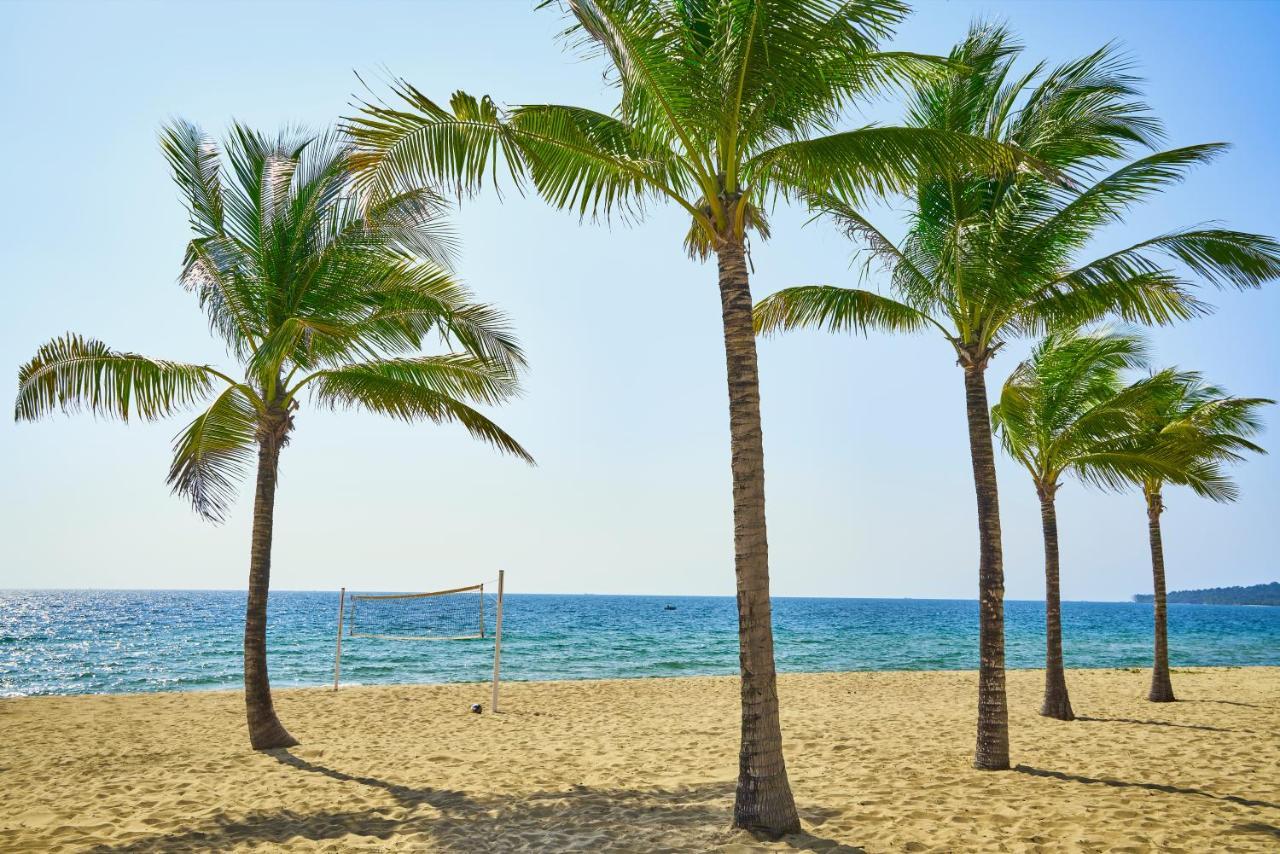 เมอเวนพิค วิลลา แอนด์ เรสซิเดนซ์ ฟู้ก๊วก Hotel ฟู้โกว๊ก ภายนอก รูปภาพ Palm trees on the beach