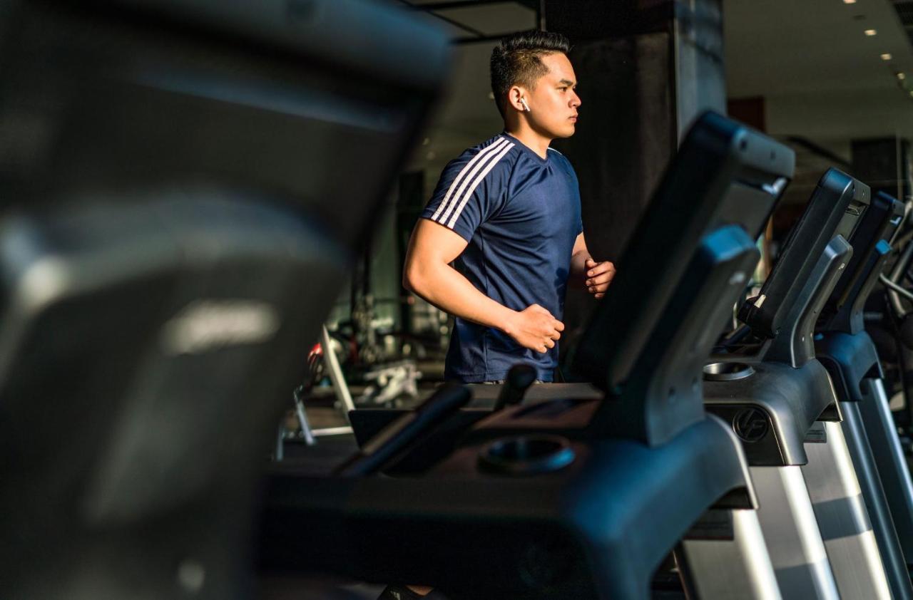 เมอเวนพิค วิลลา แอนด์ เรสซิเดนซ์ ฟู้ก๊วก Hotel ฟู้โกว๊ก ภายนอก รูปภาพ A man running on a treadmill